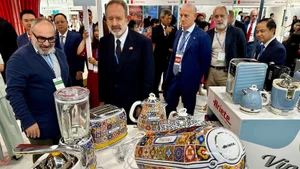 Делегаты посещают выставку. Фото: ВИА