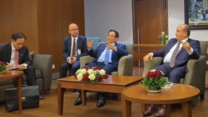 Премьер-министр Фам Минь Тьинь и Премьер-министр Алжира Сифи Гриб на рабочей встрече. Фото: VGP