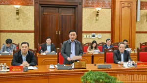 Таварищ Чан Кам Ту выступает на заседании.