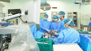 Врачи выполняют трансплантацию печени пациенту. Фото: ВИА