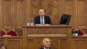 Посол Буй Ле Тхай (верхний ряд) выступает на заседании. Фото: ВИА