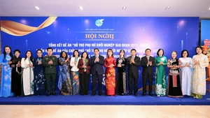 [Фото] Премьер-министр Фам Минь Тьинь председательствовал на конференции по поддержке женского предпринимательства 