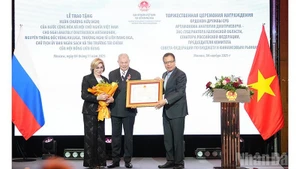 Посол Данг Минь Кхой вручает орден Дружбы Анатолию Артамонову.