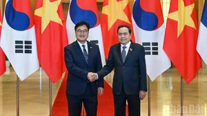 Председатель НС Чан Тхань Ман и Председатель НС Республики Корея У Вон Сик. Фото: Зюи Линь