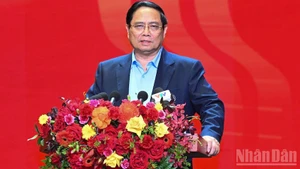 Премьер-министр Фам Минь Тьинь выступает на конференции. Фото: Чан Хай