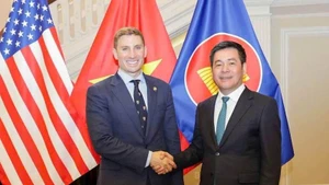 Министр промышленности и торговли Нгуен Хонг Зиен и Заместитель госсекретаря по экономическому росту, энергетике и окружающей среде Джейкоб Хелберг. Фото: moit.gov.vn