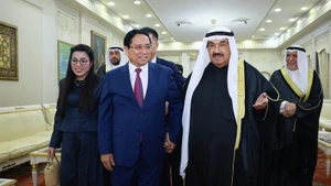 Премьер-министр Фам Минь Тьинь и бывший Премьер-министр Кувейта шейх Насер Аль-Мохаммед Аль-Джабер Ас-Сабах. Фото: ВИA
