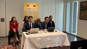 Советник-посланник Фам Куанг Хюи и г-н Андрей Эйдлин.