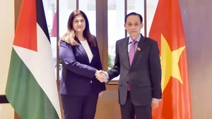 Министр иностранных дел Ле Хоай Чунг и Министр иностранных дел и по делам соотечественников Палестина Варсен Агабекян-Шахин. Фото: baoquocte.vn