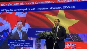 Посол Великобритании во Вьетнаме Иэн Фрю выступает на конференции. Фото: baoquocte.vn