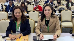 Глава постоянной миссии Вьетнама при ЮНЕСКО, Посол Нгуен Тхи Ван Ань (справа) на 43-й сессии Генеральной ассамблеи ЮНЕСКО. Фото: ВИА 