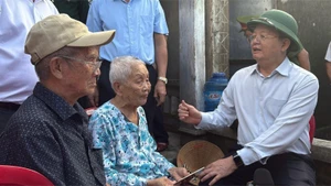 Заместитель премьер-министра Май Ван Тьинь посещает людей, пострадавших от тайфуна №13, в общине Суанкань провинции Даклак.