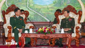 Генерал-полковник Кхамлиенг Утхакайсон (справа) принимает генерал-полковника Нгуен Чыонг Тханга. Фото: ВИА