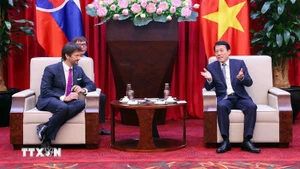 Генерал армии Лыонг Там Куанг принимает Вице-премьера, Министра обороны Словакии Роберта Калиняка. Фото: ВИА