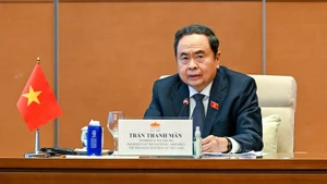 Председатель НС Чан Тхань Ман выступает на приеме. Фото: Зюи Линь