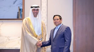 Премьер-министр Фам Минь Тьинь и исполнительный директор KIA шейх Сауд Салем Абдулазиз Аль-Сабах. Фото: VGP