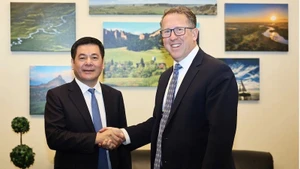 Министр промышленности и торговли Нгуен Хонг Зиен и конгрессменом Адриан Смит. Фото: moit.gov.vn 