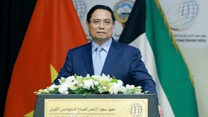 Премьер-министр Фам Минь Тьинь выступает в Дипломатической академии Кувейта. Фото: ВИА