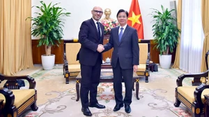 Замминистра иностранных дел Нго Ле Ван и Генеральный секретарь ППТС Мартин Чепелак. Фото: baoquocte.vn