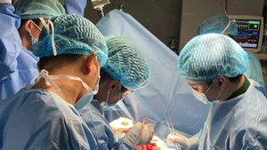 Врачи и медицинский персонал Военного госпиталя № 175 проводят операцию пациенту на острове Чыонгша. 