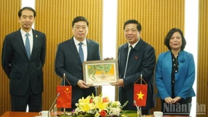 Министр строительства Чан Хонг Минь и Председатель Гуанси-Чжуанского автономного района Китая Вэй Тао.