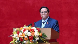 Премьер-министр Фам Минь Тьинь выступает на мероприятии. 