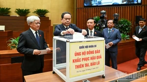 Председатель НС Чан Тхань Ман, руководители НС и депутаты НС делают пожертвования в поддержку людей, пострадавших от стихийных бедствий и наводнений. Фото: Зюи Линь