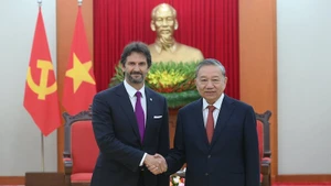 Генеральный секретарь ЦК КПВ То Лам и Вице-премьер, Министр обороны Словакии Роберт Калиняк. Фото: Данг Кхоа