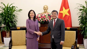 Постоянный замминистра Нгуен Минь Ву и постоянный координатор ООН во Вьетнаме Полин Тамесис. Фото: baoquocte.vn