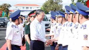 Генеральный секретарь То Лам с представители Командования 4-го района Береговой охраны. Фото: ВИА