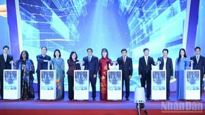 Премьер-министр Фам Минь Тьинь и делегаты проводят церемонию запуска проекта «Поддержка женского предпринимательства на период 2026-2035 годов». Фото: Чан Хай