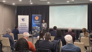 Посол Нгуен Тхи Минь Нгует выступает на беседе. Фото: baoquocte.vn