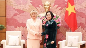 Зампредседателя НС Нгуен Тхи Тхань и Председатель Белорусского союза женщин Ольга Александровна Шпилевская. Фото: daibieunhandan.vn