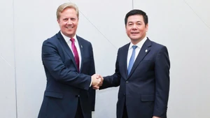 Министр промышленности и торговли Вьетнама Нгуен Хонг Зиен и Министр торговли и инвестиций Новой Зеландии Тодд Макклей. 