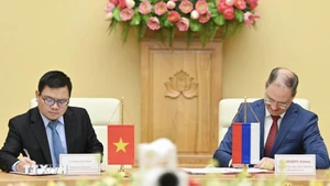 Обе стороны подписывают меморандум о взаимопонимании. Фото: ВИА