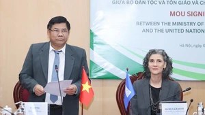 Замминистра по делам народностей и религий И Тхонг выступает на мероприятии.