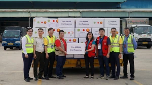 Представитель Вьетнама принимает экстренную гуманитарную помощь Центра AHA. Фото: ВИА