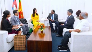 Посол Чинь Тхи Там встречается с губернатором провинции Нагалингамом Ветанаяханом. Фото: ВИА