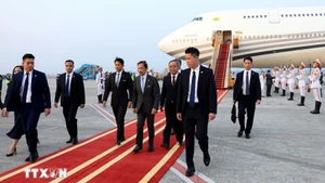 Церемония встречи Султан Брунея в аэропорту Нойбай. Фото: ВИА