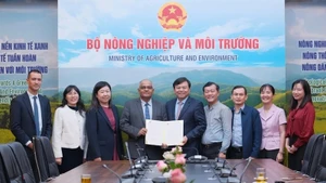 Министерство сельского хозяйства и окружающей среды получает письмо-подтверждение о предоставлении помощи от Азиатского банка развития (АБР). Фото: nongnghiepmoitruong.vn