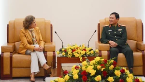 Генерал армии Нгуен Тан Кыонг и Посол Испании во Вьетнаме Кармен Кано де Ласала.