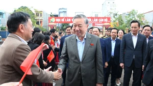 [Фото] Генеральный секретарь ЦК КПВ То Лам встретился с избирателями в провинции Хынгйен