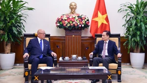 Министр иностранных дел Ле Хоай Чунг и специальный советник Альянса парламентариев японско-вьетнамской дружбы Такебе Цутому. Фото: МИД Вьетнама