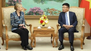 Заместитель премьер-министра Ле Тхань Лонг принимает вице-президента корпорации Amazon по вопросам глобальной государственной политики Сьюзан Пойнтер. Фото: ВИА