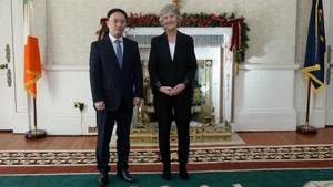 Посол Вьетнама в Ирландии Фам Тоан Тханг и Президент Ирландии Кэтрин Коннолли. Фото: baoquocte.vn