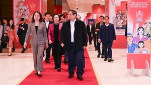 Премьер-министр Фам Минь Тьинь проверяет ход подготовки к 11-й Всенациональной конференции по патриотическим соревнованиям. Фото: Чан Хай