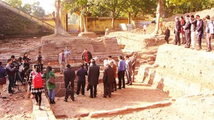 Ученые посещают археологические раскопки в императорской цитадели Тханглонг. Фото: Хоанг Хоа