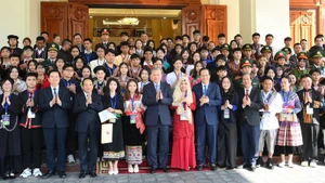 Генеральный секретарь ЦК КПВ То Лам и делегаты встречи. Фото: Данг Кхоа
