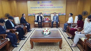 Председатель Союза журналистов Вьетнама Ле Куок Минь принимает делегацию. Фото: ВИА