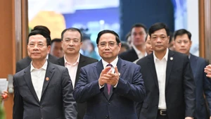 Премьер-министр Фам Минь Тьинь и делегаты конференции.